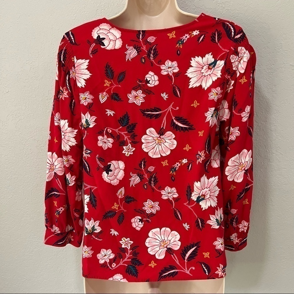 Old navy red floral print blouse, S, V-neck button closures, cuff sleeves, flowy - Picture 4 of 12